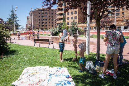 Los sorianos combaten el calor con helados, en el río o en las fuentes de la ciudad.