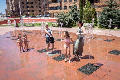 Los sorianos combaten el calor con helados, en el río o en las fuentes de la ciudad.