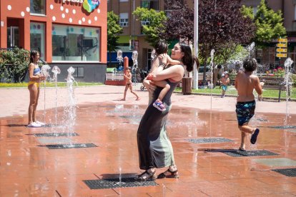 Los sorianos combaten el calor con helados, en el río o en las fuentes de la ciudad.