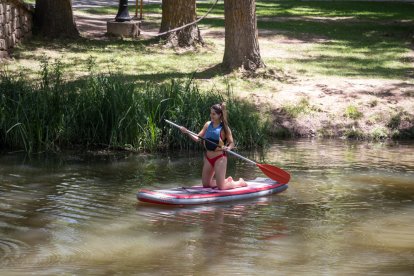 Los sorianos combaten el calor con helados, en el río o en las fuentes de la ciudad.