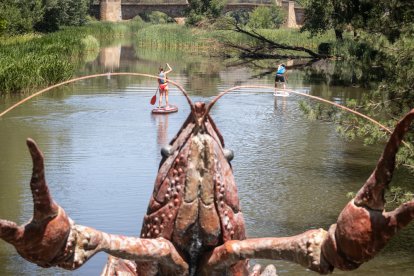 Los sorianos combaten el calor con helados, en el río o en las fuentes de la ciudad.