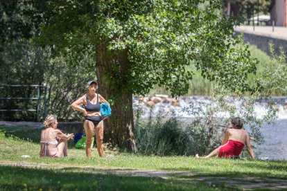Los sorianos combaten el calor con helados, en el río o en las fuentes de la ciudad.