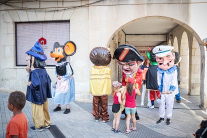Los cabezudos por las calles de Soria.