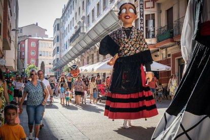 Los cabezudos por las calles de Soria.