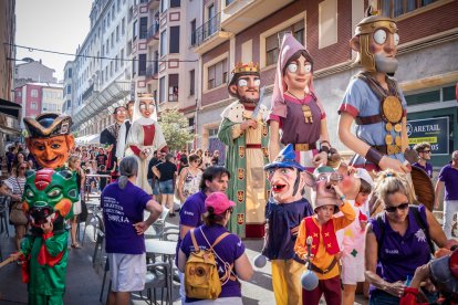 Los cabezudos por las calles de Soria.