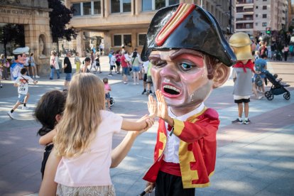 Los cabezudos por las calles de Soria.
