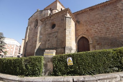Dispositivo colocado por los bomberos de Soria para capturar a las abejas.