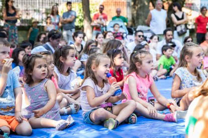 Primera sesión del teatro infantil de verano en la Dehesa.