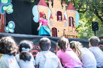 Primera sesión del teatro infantil de verano en la Dehesa.