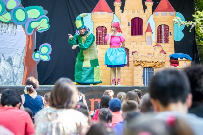 Primera sesión del teatro infantil de verano en la Dehesa.