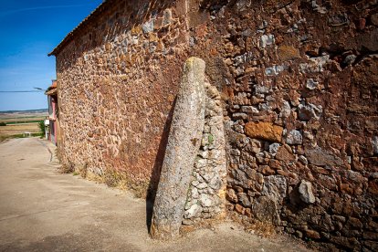 Miliario en la ermita del Buen Suceso. MARIO TEJEDOR