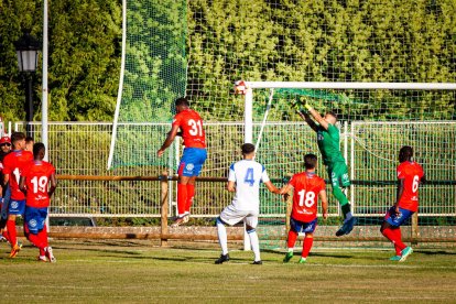 El CD Numancia empata en Quintana contra el Deportivo Aragón