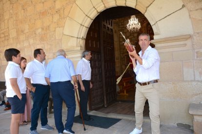 Salduero vive el día grande de sus fiestas con la procesión de la Virgen de las Nieves.
