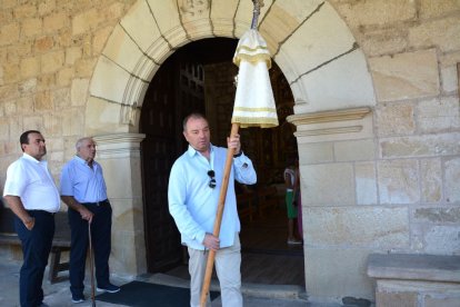 Salduero vive el día grande de sus fiestas con la procesión de la Virgen de las Nieves.