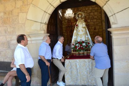 Salduero vive el día grande de sus fiestas con la procesión de la Virgen de las Nieves.