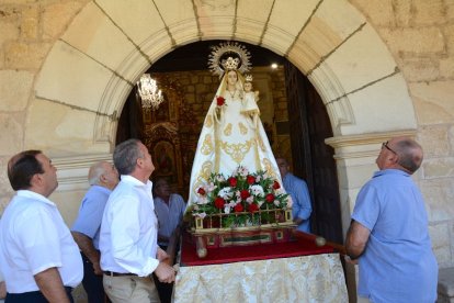 Salduero vive el día grande de sus fiestas con la procesión de la Virgen de las Nieves.