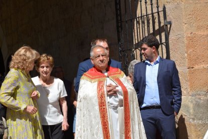 Salduero vive el día grande de sus fiestas con la procesión de la Virgen de las Nieves.