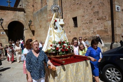 Salduero vive el día grande de sus fiestas con la procesión de la Virgen de las Nieves.