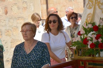 Salduero vive el día grande de sus fiestas con la procesión de la Virgen de las Nieves.