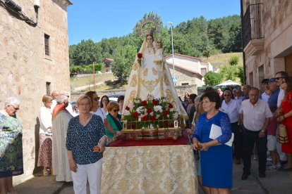 Salduero vive el día grande de sus fiestas con la procesión de la Virgen de las Nieves.