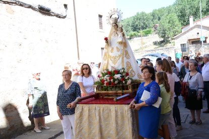 Salduero vive el día grande de sus fiestas con la procesión de la Virgen de las Nieves.