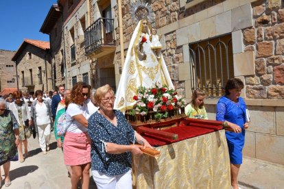 Salduero vive el día grande de sus fiestas con la procesión de la Virgen de las Nieves.