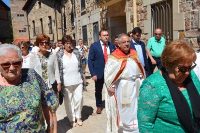 Salduero vive el día grande de sus fiestas con la procesión de la Virgen de las Nieves.