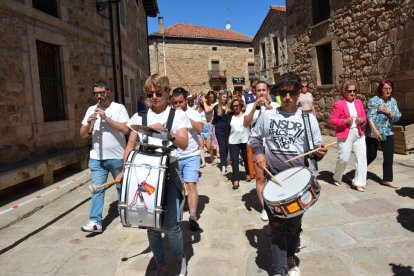 Salduero vive el día grande de sus fiestas con la procesión de la Virgen de las Nieves.