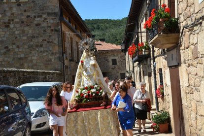 Salduero vive el día grande de sus fiestas con la procesión de la Virgen de las Nieves.