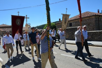 Salduero vive el día grande de sus fiestas con la procesión de la Virgen de las Nieves.