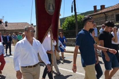Salduero vive el día grande de sus fiestas con la procesión de la Virgen de las Nieves.