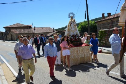 Salduero vive el día grande de sus fiestas con la procesión de la Virgen de las Nieves.