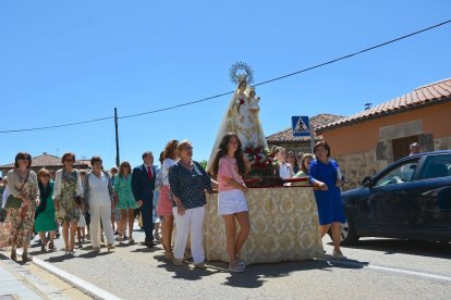 Salduero vive el día grande de sus fiestas con la procesión de la Virgen de las Nieves.