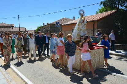 Salduero vive el día grande de sus fiestas con la procesión de la Virgen de las Nieves.