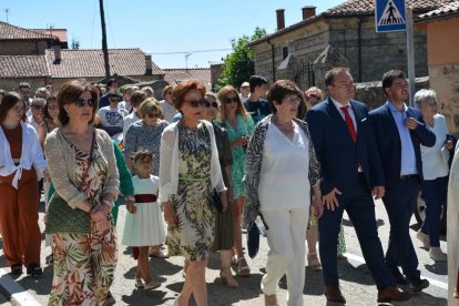 Salduero vive el día grande de sus fiestas con la procesión de la Virgen de las Nieves.