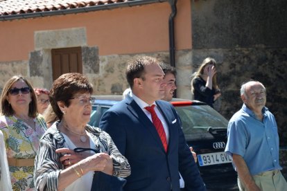 Salduero vive el día grande de sus fiestas con la procesión de la Virgen de las Nieves.