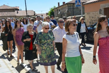 Salduero vive el día grande de sus fiestas con la procesión de la Virgen de las Nieves.