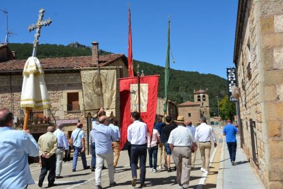 Salduero vive el día grande de sus fiestas con la procesión de la Virgen de las Nieves.