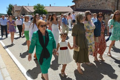 Salduero vive el día grande de sus fiestas con la procesión de la Virgen de las Nieves.