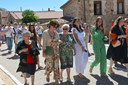 Salduero vive el día grande de sus fiestas con la procesión de la Virgen de las Nieves.