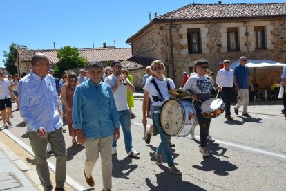 Salduero vive el día grande de sus fiestas con la procesión de la Virgen de las Nieves.