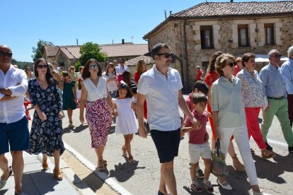 Salduero vive el día grande de sus fiestas con la procesión de la Virgen de las Nieves.