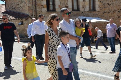 Salduero vive el día grande de sus fiestas con la procesión de la Virgen de las Nieves.