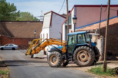 Los vecinos marcan en el suelo por dónde trascurrirá el trazado