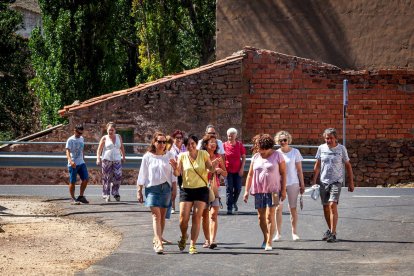 Los vecinos marcan en el suelo por dónde trascurrirá el trazado