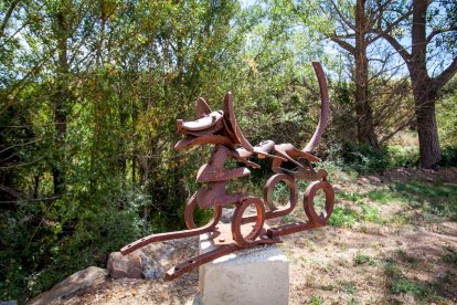 Los vecinos marcan en el suelo por dónde trascurrirá el trazado