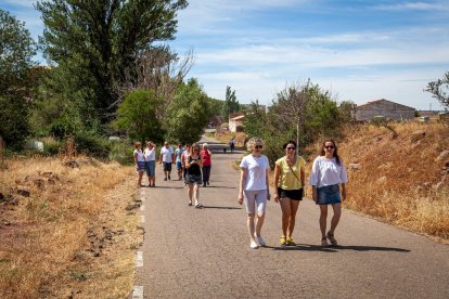 Los vecinos marcan en el suelo por dónde trascurrirá el trazado