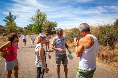 Los vecinos marcan en el suelo por dónde trascurrirá el trazado