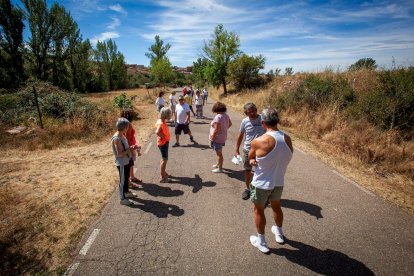 Los vecinos marcan en el suelo por dónde trascurrirá el trazado