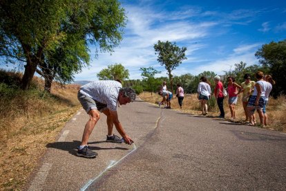 Los vecinos marcan en el suelo por dónde trascurrirá el trazado
